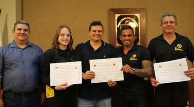 Homenagem à coordenação técnica de futsal feminino (módulos I e II) do Colégio Equipe.  Ao centro, o Presidente da Casa, Vereador Rafael Cassimiro (PSDB). À sua direita, o auxiliar técnico, Marlon da Silva; e o técnico Wallace Calderano. À esquerda, a auxiliar técnica, Laís Bernardi; e o diretor Colégio Equipe, Vanderlei Altoé.