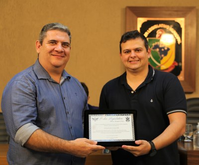 Homenagem ao Colégio Equipe pelo brilhante desempenho nos Jogos Escolares de Minas Gerais (JEMG).  O diretor do Colégio Equipe, Vanderlei Altoé e o Presidente da Casa Legislativa, Vereador Rafael Cassimiro (PSDB), autor do Requerimento que solicita a homenagem.