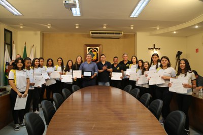 Homenagem  Coordenação técnica e atletas de futsal feminino do Módulo I do Colégio Equipe.