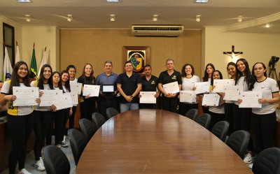 Homenagem  Coordenação técnica e atletas de futsal feminino do Módulo II do Colégio Equipe.
