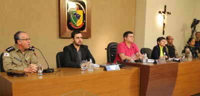 Mesa Diretora Ao centro o Presidente da Câmara, Vereador Rafael Magalhães Rafael Do Zeca (PSDB); à esquerda o Vice-Presidente, Vereador Daniel Cabral (PCdoB); e à direita a 2º Secretária da Mesa, Marly Coelho (PSC).  Convidado Representando o Tenente Coronel Ricardo Schafer, estiveram como convidados o Capitão Paulo Seixa, o Sargento Valdeir e a Cabo Rosilene, para apresentar os trabalhos da Patrulha de Prevenção à Violência Doméstica (PPVD) no município de Viçosa.