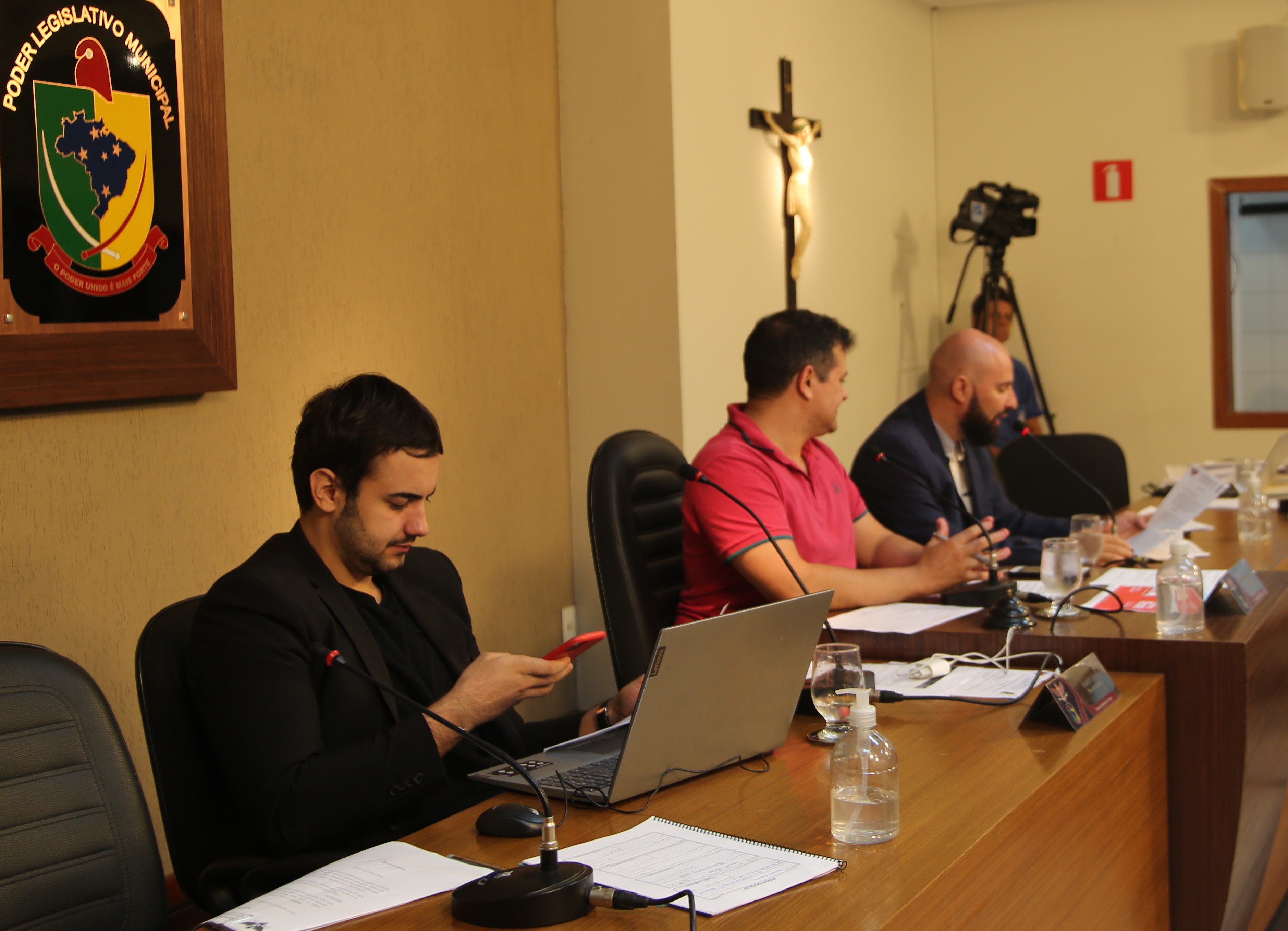 Mesa Diretora Ao centro o Presidente da Câmara Municipal de Viçosa, Vereador Rafael Cassimiro (Filho do Zeca do Bar) (PSDB); à esquerda o Vice-Presidente, Vereador Daniel Cabral (PCdoB); e o Secretário da Mesa Diretora, Vereador Cristiano Gonçalves (Moto Link) (SOLIDARIEDADE)