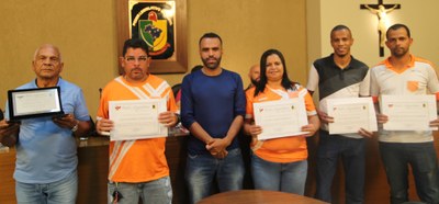 Na foto, além do Vereador Rogério Fontes (Tistu) (sem partido), autor do pedido de homenagem ao Barrinha Futebol Clube, estâo: o presidente; o técnico; os líderes de torcida, e um dos jogadores