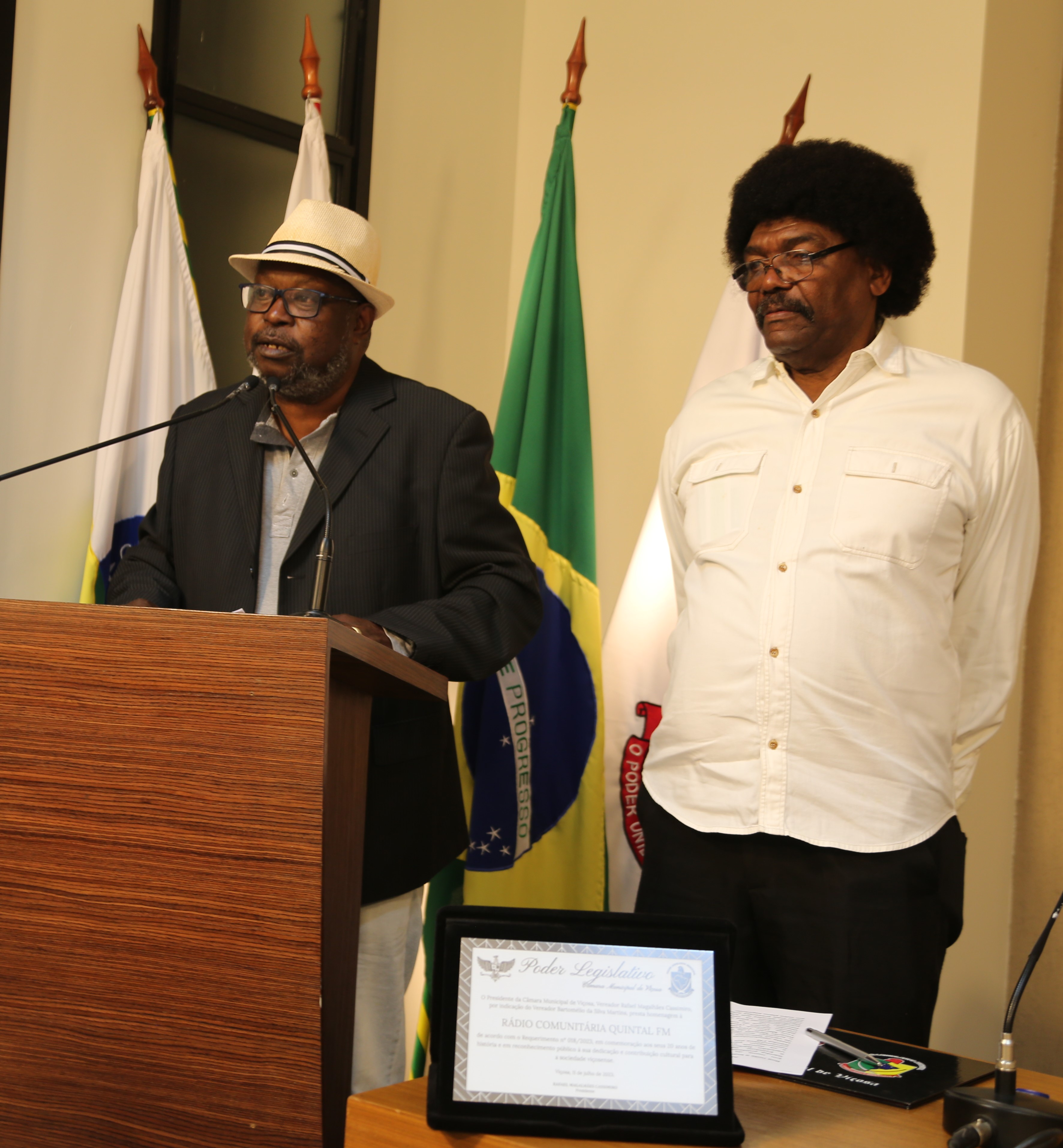 Agradecimento  Presidente da Rádio Comunitária, Antônio de Pádua Alves, e um dos comunicadores mais antigos da rádio, Antônio Mendes