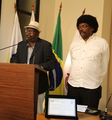 Agradecimento  Presidente da Rádio Comunitária, Antônio de Pádua Alves, e um dos comunicadores mais antigos da rádio, Antônio Mendes