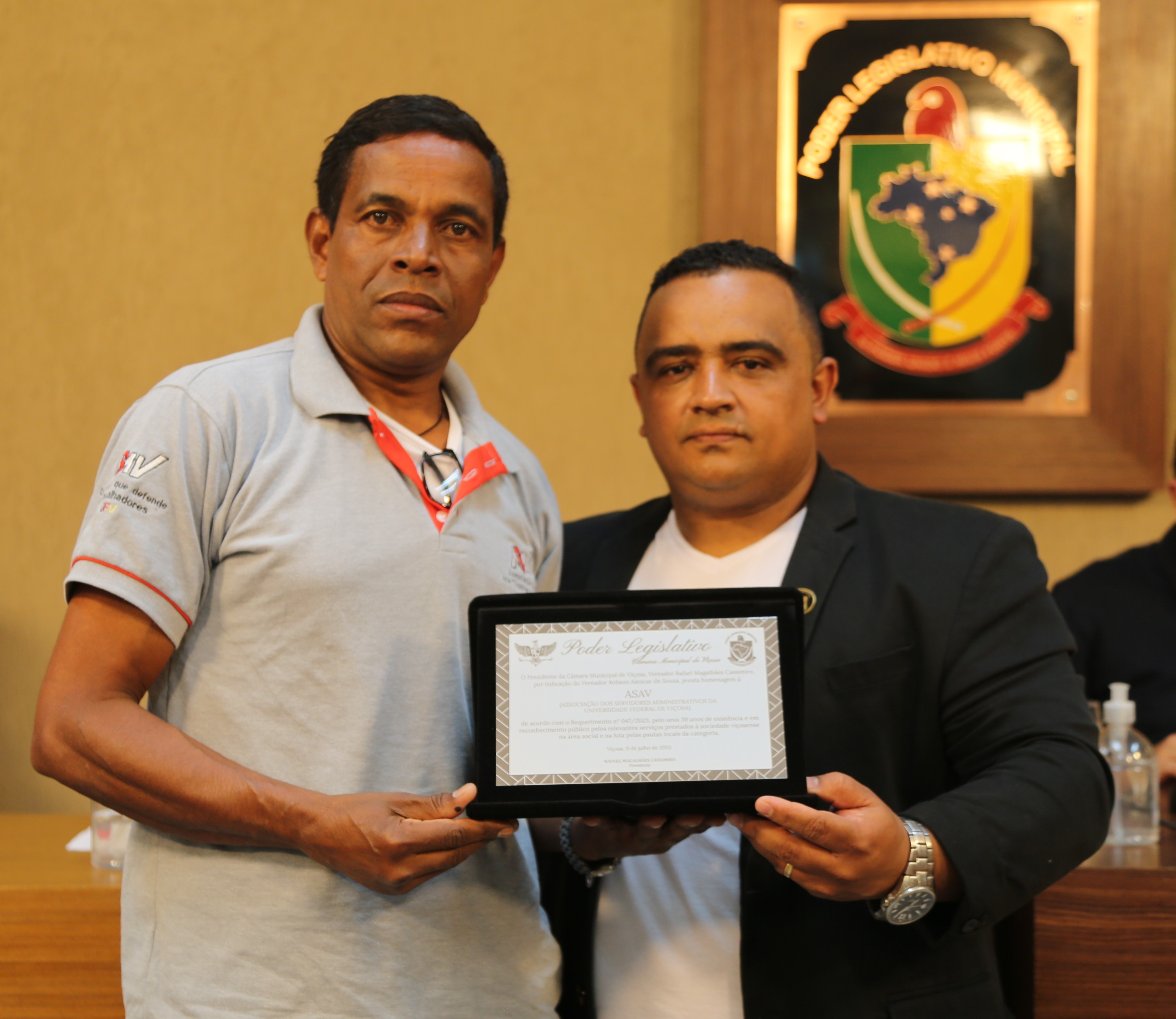 Entrega da placa alusiva à ASAV  Júlio César dos Reis, Presidente da ASAV, e o Vereador Robson Souza (Cidadania), autor do Requerimento nº 047/2023, que solicita a homenagem.