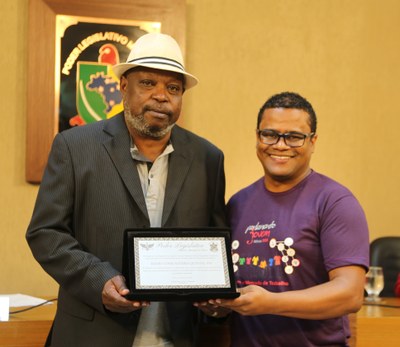 Entrega da placa alusiva à Rádio Comunitária  Antônio de Pádua Alves, idealizador e atual Presidente da Rádio Comunitária Quintal do Samba FM, e o Vereador Bartomélio Martins (Professor Bartô) (PT), autor do Requerimento nº 018/2023, que solicita a homenagem.