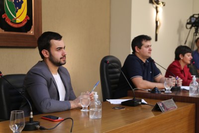 Mesa Diretora  Ao centro o Presidente da Câmara Municipal de Viçosa, Vereador Rafael Cassimiro (Filho do Zeca do Bar) (PSDB); à esquerda o Vice-Presidente, Vereador Daniel Cabral (PCdoB); e a 2ª Secretária da Mesa Diretora, Vereadora Marly Coelho (PSC)