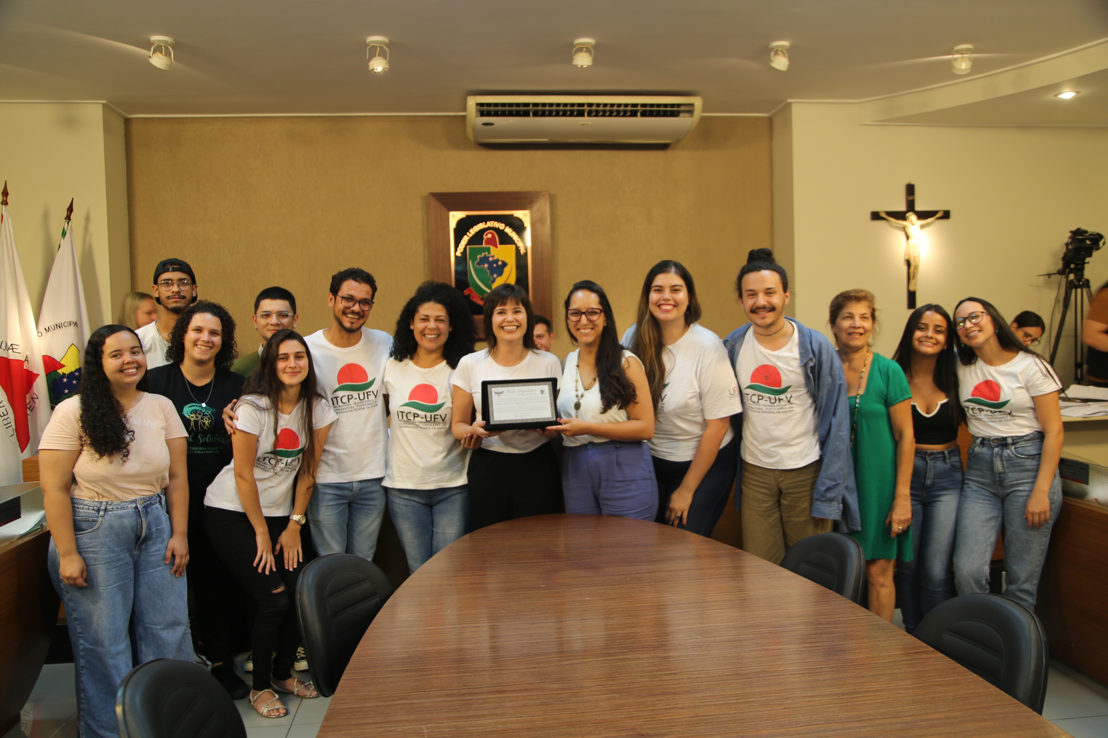 Equipe da Incubadora Tecnológica de Cooperativas Populares (ITCP-UFV) recebendo a homenagem