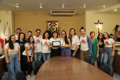 Equipe da Incubadora Tecnológica de Cooperativas Populares (ITCP-UFV) recebendo a homenagem