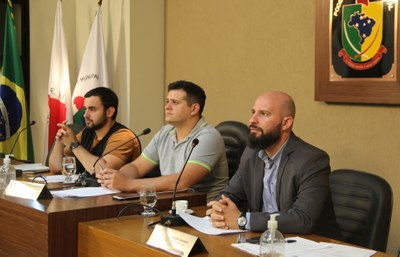 Mesa Diretora Ao centro o Presidente da Câmara Municipal de Viçosa, Vereador Rafael Cassimiro (Filho do Zeca do Bar) (PSDB); à esquerda o Vice-Presidente, Vereador Daniel Cabral (PCdoB); e o Secretário da Mesa Diretora, Vereador Cristiano Gonçalves (Moto Link) (SOLIDARIEDADE)