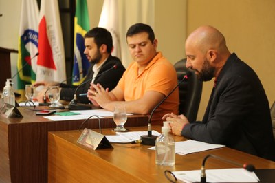 Mesa Diretora Ao centro o Presidente da Câmara Municipal de Viçosa, Vereador Rafael Cassimiro (Filho do Zeca do Bar) (PSDB); à esquerda o Vice-Presidente, Vereador Daniel Cabral (PCdoB); e o Secretário da Mesa Diretora, Vereador Cristiano Gonçalves (Moto Link) (SOLIDARIEDADE)