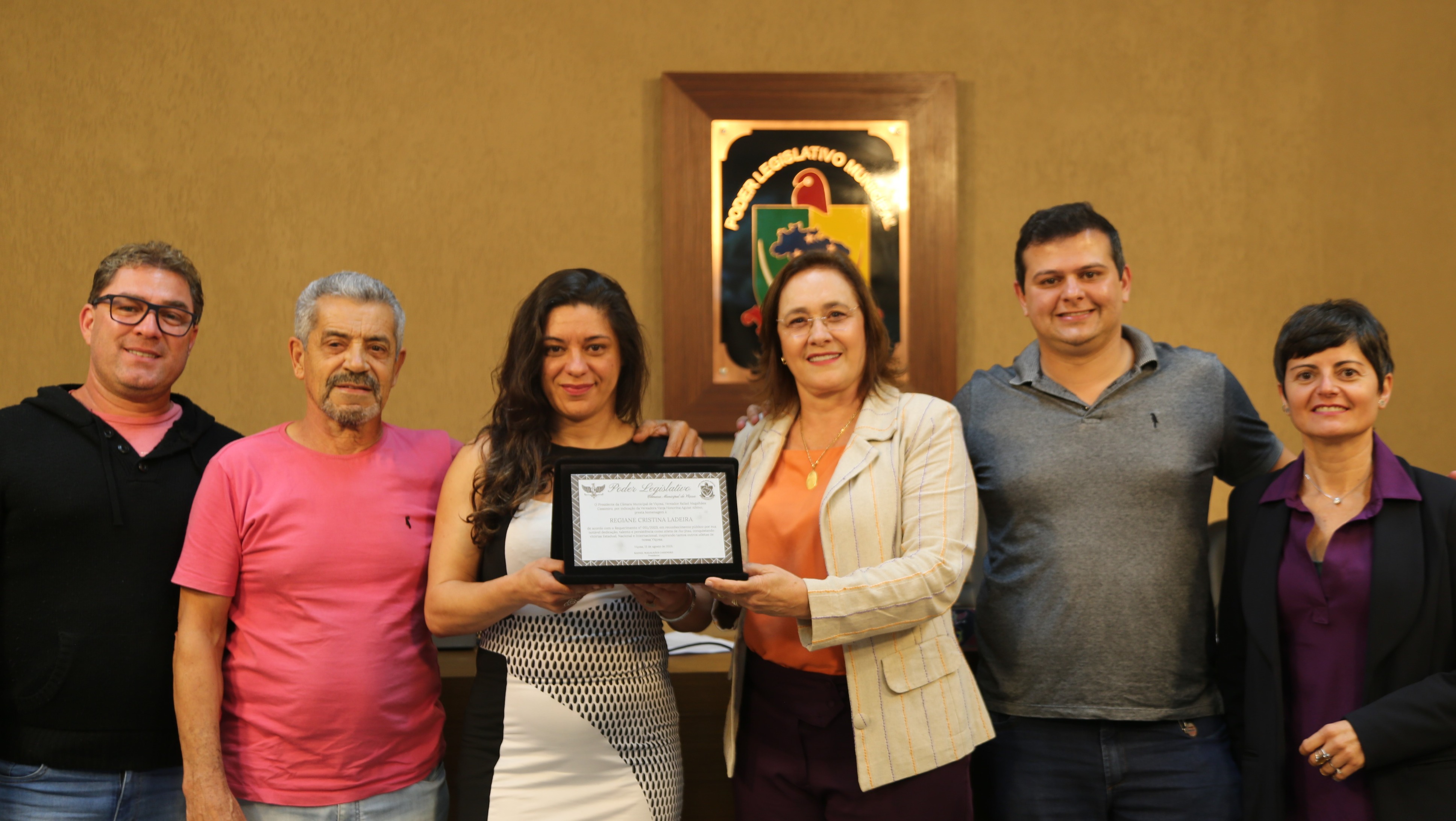 Homenagem  Advogada Regiane com os parlamentares que assinaram o Requerimento nº 051/2023, de autoria da Vereadora Vanja Honorina (PSD), que solicita a homenagem.