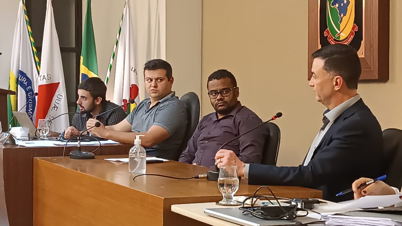 Mesa Diretora com a participação do Vereador Bartomélio Martins (PT), que secretariou os trabalhos da Mesa no Grande Expediente da reunião, e, à direita da foto, o Advogado Jurídico da Casa Legislativa, Randolpho Martino, durante a discussão do Projeto de Lei nº 035/2023.