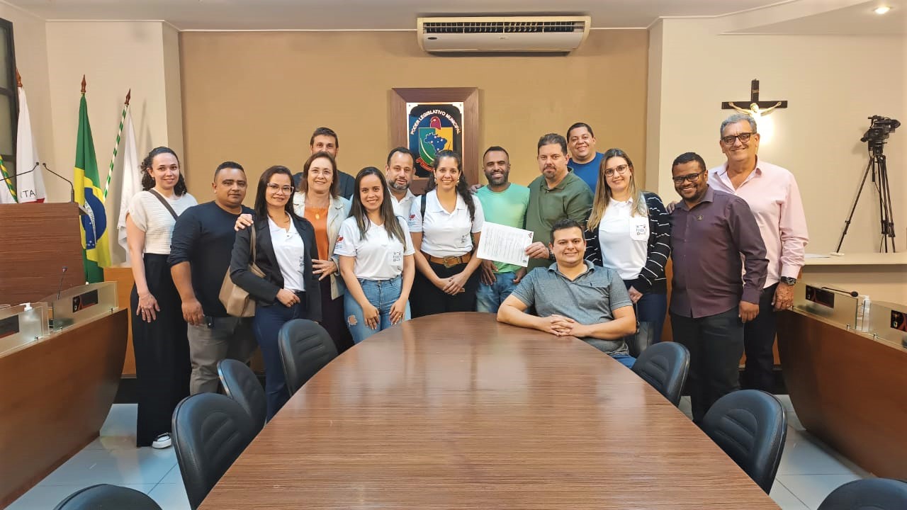 Vereadores com os servidores públicos presentes, logo após a aprovação do Projeto de Lei nº 035/2023, que cria vagas em cargos vinculados a Secretaria Municipal de Saúde.