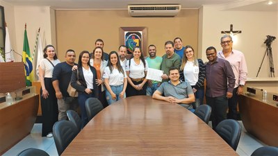 Vereadores com os servidores públicos presentes, logo após a aprovação do Projeto de Lei nº 035/2023, que cria vagas em cargos vinculados a Secretaria Municipal de Saúde.