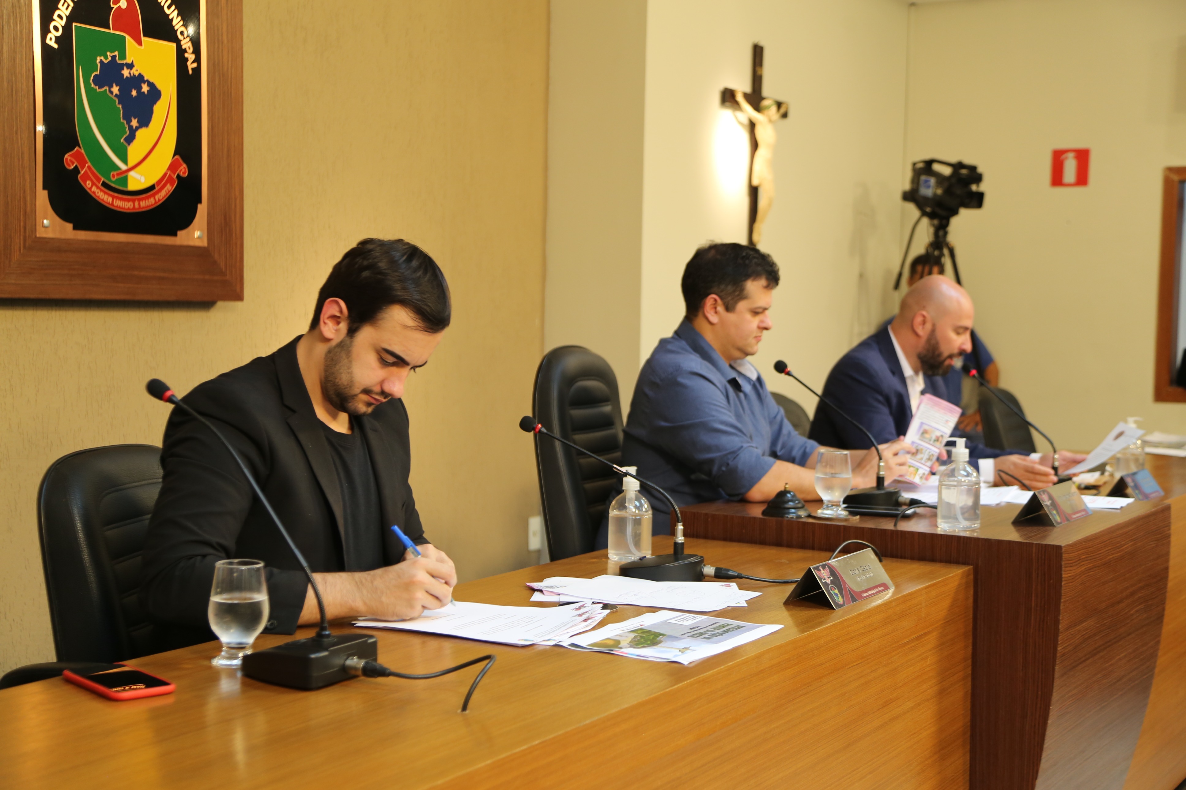 Mesa Diretora Ao centro o Presidente da Casa, Vereador Rafael Cassimiro (Rafael Filho do Zeca do Bar) (PSDB); à esquerda o Vice-Presidente, Vereador Daniel Cabral (PCdoB) e o Secretário da Mesa, Vereador Cristiano Gonçalves (Moto Link (SOLIDARIEDADE)