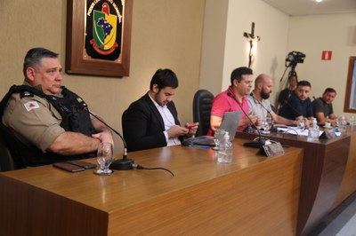 Convidados para discutir sobre as estratégias das instituições de segurança pública para prevenir homicídios em Viçosa.  Na Mesa Diretora, o Comandante da Polícia Militar de Viçosa, o Tenente Coronel Ricardo Schafer; o Secretário Municipal de Administração e Planejamento Estratégico, Luan Campos; e o Secretário Municipal de Governo. Reinaldo Lopes de Souza Leite.