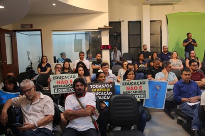 Plenário com manifestação dos servidores da educação