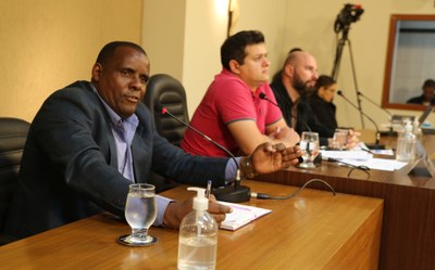 Mesa dos Trabalhos com a presença do convidado Robson Adriano Rios de Azevedo, coordenador do setor de Manutenção de Cemitérios