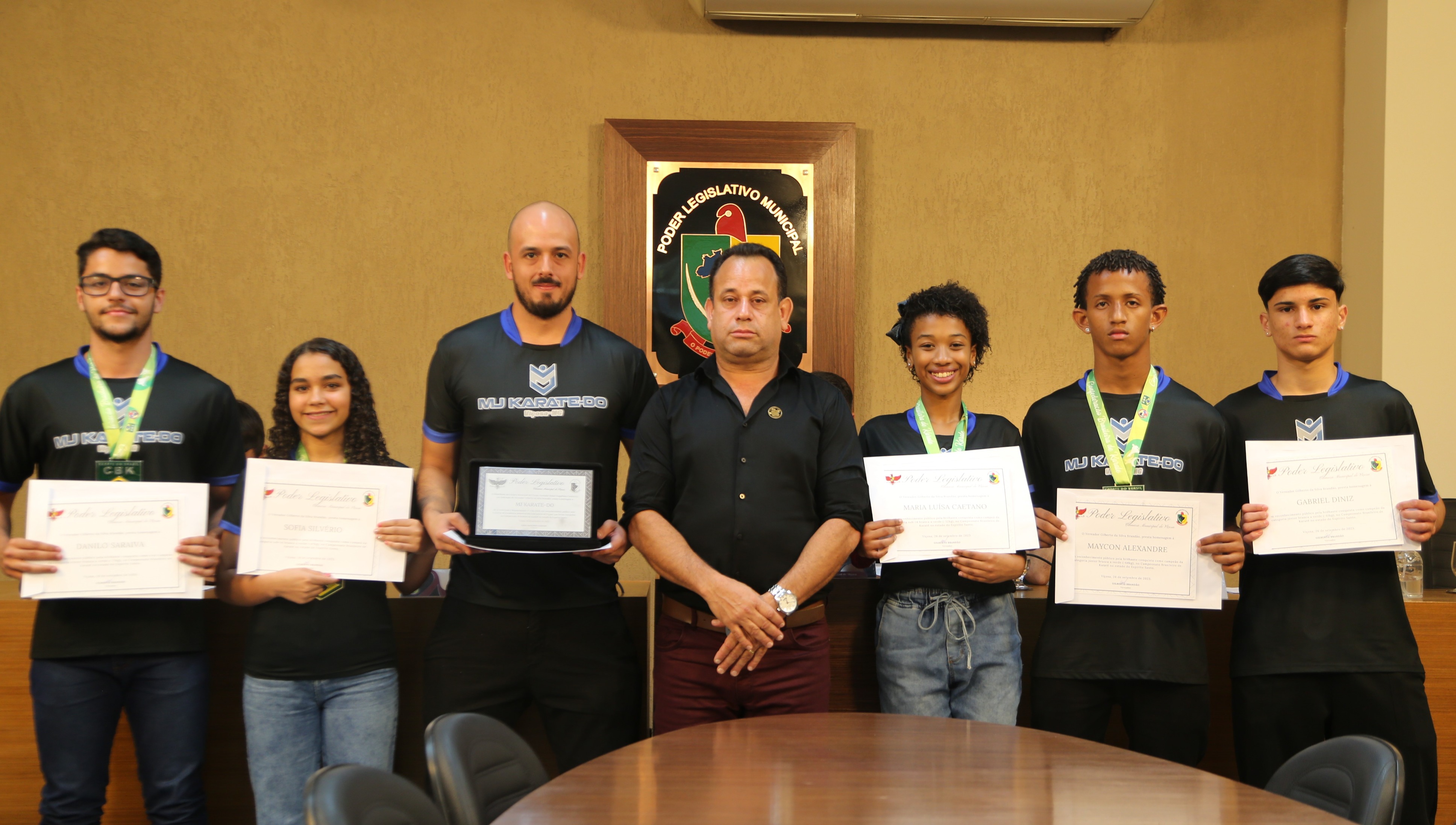 Entrega de certificados aos jovens que foram campeões no Campeonato Brasileiro de Karatê no estado do Espírito Santo.