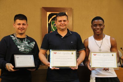 Homenagem ao Estúdio Seven pela projeção do artista Darkg, que viralizou com o lançamento da música ''Blue Bullet''.  Ao centro, Vereador Rafael Magalhães (PSDB); à esquerda Afonso Junior; e à direita Emanuel Bernardes de Jesus (Darkg)