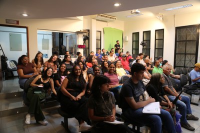 Com o objetivo de conhecer e se aprofundar nas pautas do município, calouros do curso de Comunicação Social - Jornalismo da Universidade Federal de Viçosa (UFV) preencheram o plenário da Casa Legislativa durante a reunião Ordinária da terça-feira (28 de março) juntamente ao docente Ernane Rabelo, responsável pela disciplina ''Narrativas I'' do curso.  O Presidente da Casa, Rafael Cassimiro (Rafael Filho do Zeca do Bar) (PSDB) e os demais parlamentares saudaram os estudantes pela participação.