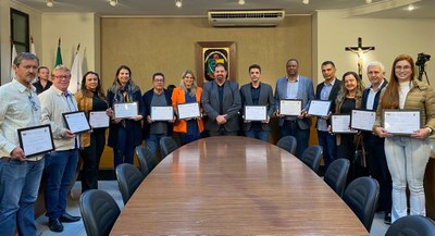 Homenagem  Vereador Sérgio Marota (PL) entrega certificado em homenagem aos corretores de imóveis do município de Viçosa