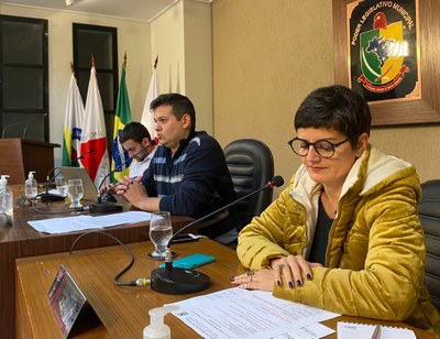 Mesa Diretora Ao centro o Presidente da Câmara Municipal de Viçosa, Vereador Rafael Cassimiro (Filho do Zeca do Bar) (PSDB); à esquerda o Vice-Presidente, Vereador Daniel Cabral (PCdoB); e a Vereadora Marly Coelho Januário (PSC), 2ª Secretária da Mesa