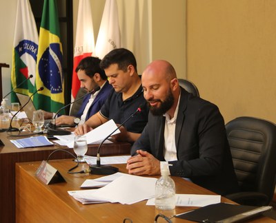 Mesa Diretora Ao centro o Presidente da Câmara Municipal de Viçosa, Vereador Rafael Cassimiro (Filho do Zeca do Bar) (PSDB); à esquerda o Vice-Presidente, Vereador Daniel Cabral (PCdoB); e o Secretário da Mesa Diretora, Vereador Cristiano Gonçalves (Moto Link) (SOLIDARIEDADE)