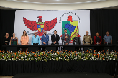 Mesa Diretora dos trabalhos, composta pelo Presidente da Câmara, Vereador Rafael Cassimiro (Filho do Zeca do Bar) (PSDB), Vice-Presidente, Vereador Daniel Cabral (PCdoB), Secretário da Mesa, Vereador Cristiano Gonçalves (Moto Link) (Solidariedade), 2ª Secretária, Marly Coelho (PSC), além das autoridades, o Prefeito Municipal de Viçosa, Raimundo Nonato (PSD); o Capitão Paulo Seixas, que representou a 10ª Companhia da Polícia Militar Independente de Viçosa; o Comandante do 3º Pelotão do Corpo de Bombeiros Militar de Viçosa, 2º Tenente Álvaro Bigonha; a responsável pela Delegacia Especial de Atendimento à Mulher (DEAM), Clarisse Machado, delegada da Polícia Civil de Viçosa; a Presidente da 91ª subseção da Ordem dos Advogados do Brasil de Minas Gerais (OAB) de Viçosa, Dídima Bastos e a Presidente do Conselho Municipal dos Direitos da Mulher, Maria de Fátima. 