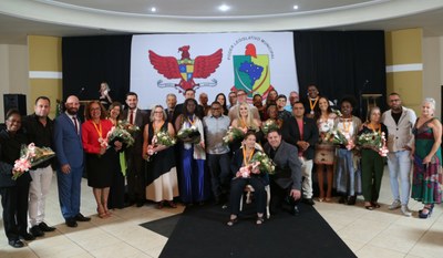 Parlamentares com seus homenageados