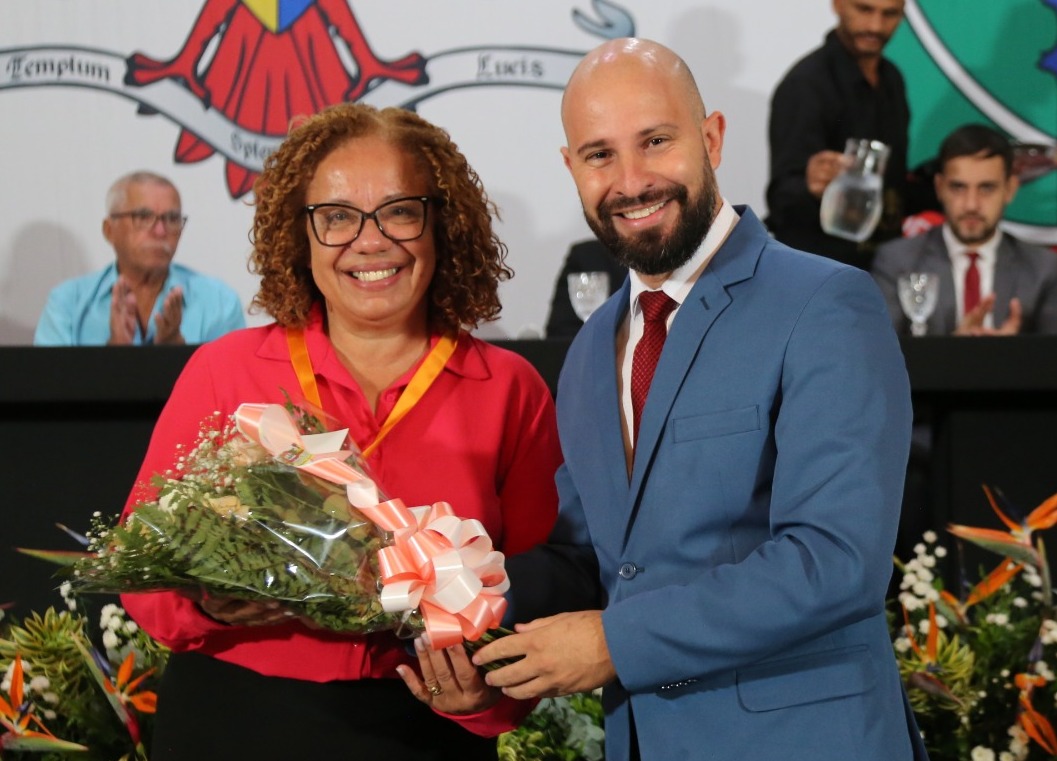 Vereador Cristiano Gonçalves (Moto Link) (Solidariedade) com sua homenageada, Joceli Crisósimo Valadares. 