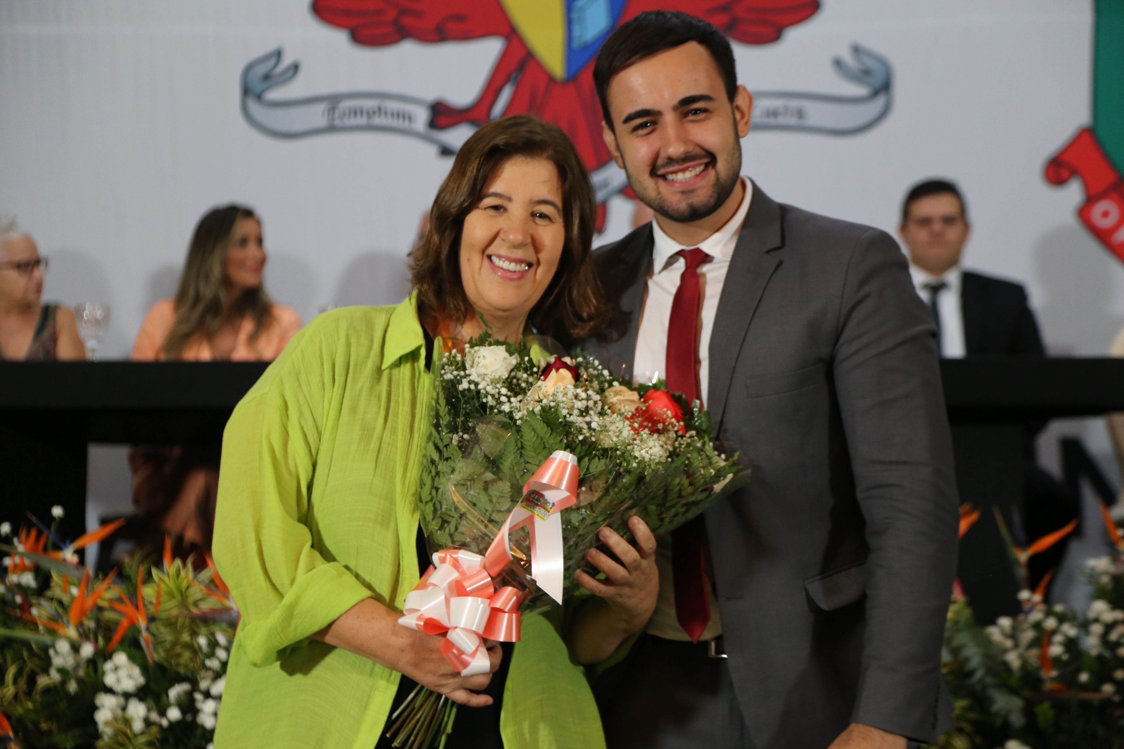 Vereador Daniel Cabral (PCdoB) com sua homenageada, Maria do Rosário da Silva Pena de Magalhães. 