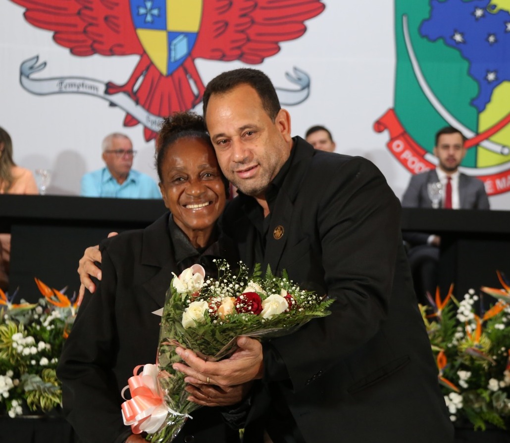 Vereador Gilberto Brandão (Avante) com sua homenageada, Joana D'arc Coelho.
