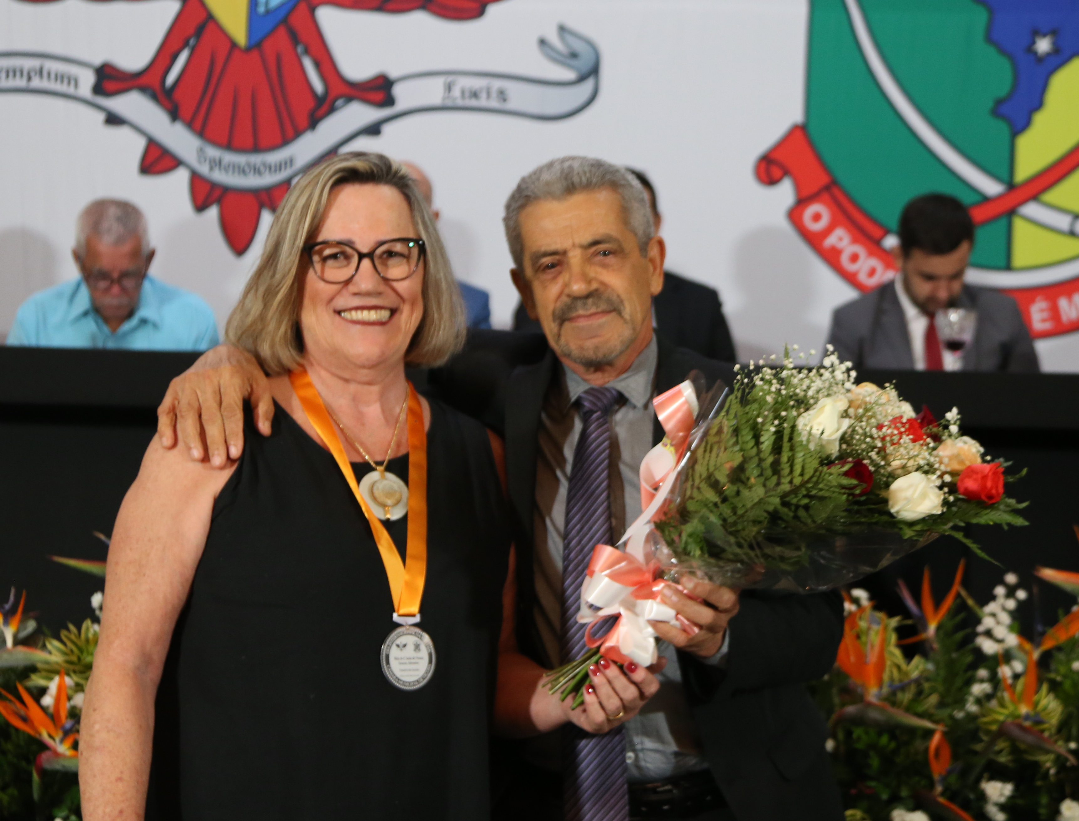 Vereador João Januário (João de Josino) (Cidadania) com sua homenageada, Rita de Cássia de Souza Soares Abrantes. 