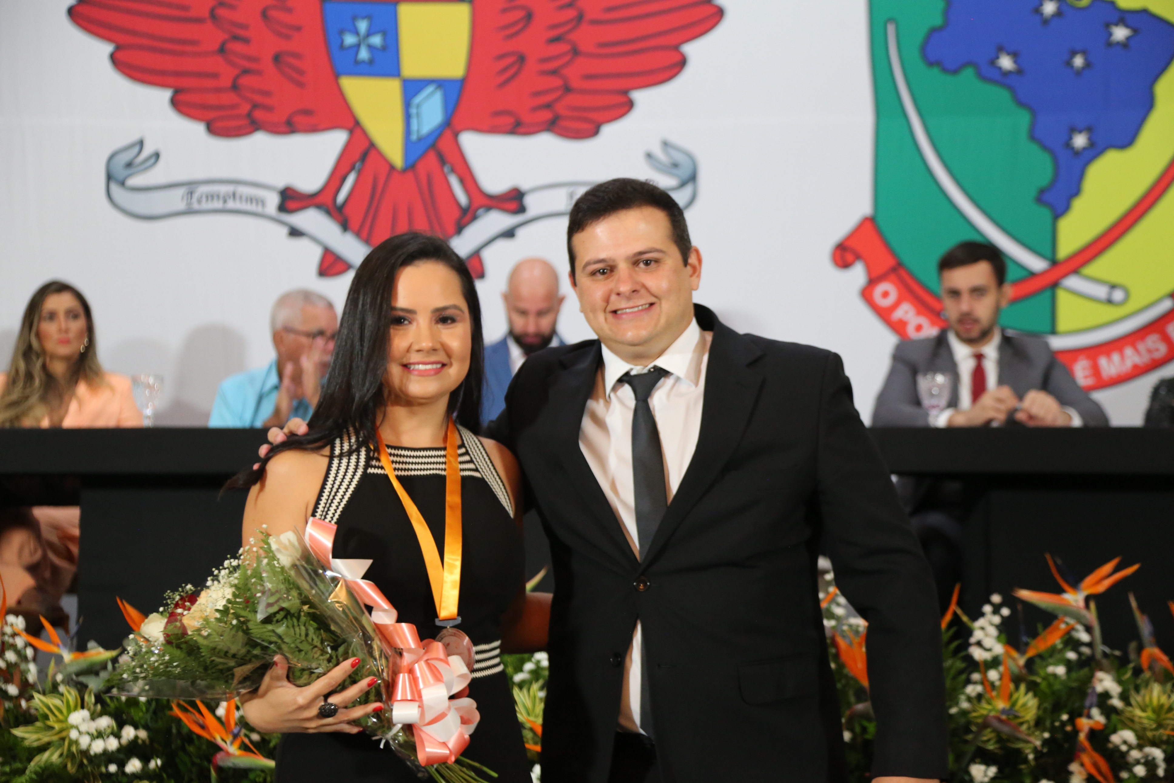 Vereador Rafael Cassimiro (Filho do Zeca do Bar) (PSDB) com sua homenageada, Tauna Vaz Almeida. 