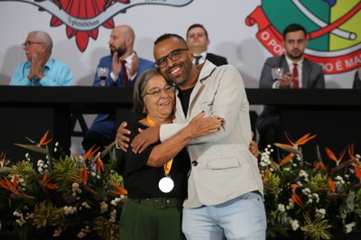 Vereador Rogério Fontes (Tistu) (sem partido) com sua homenageada, Cândida da Silva Castro Maia. 