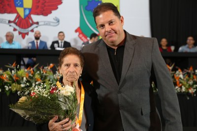 Vereador Sérgio Marota (PL) com sua homenageada, Eurides Donato Lamas. 