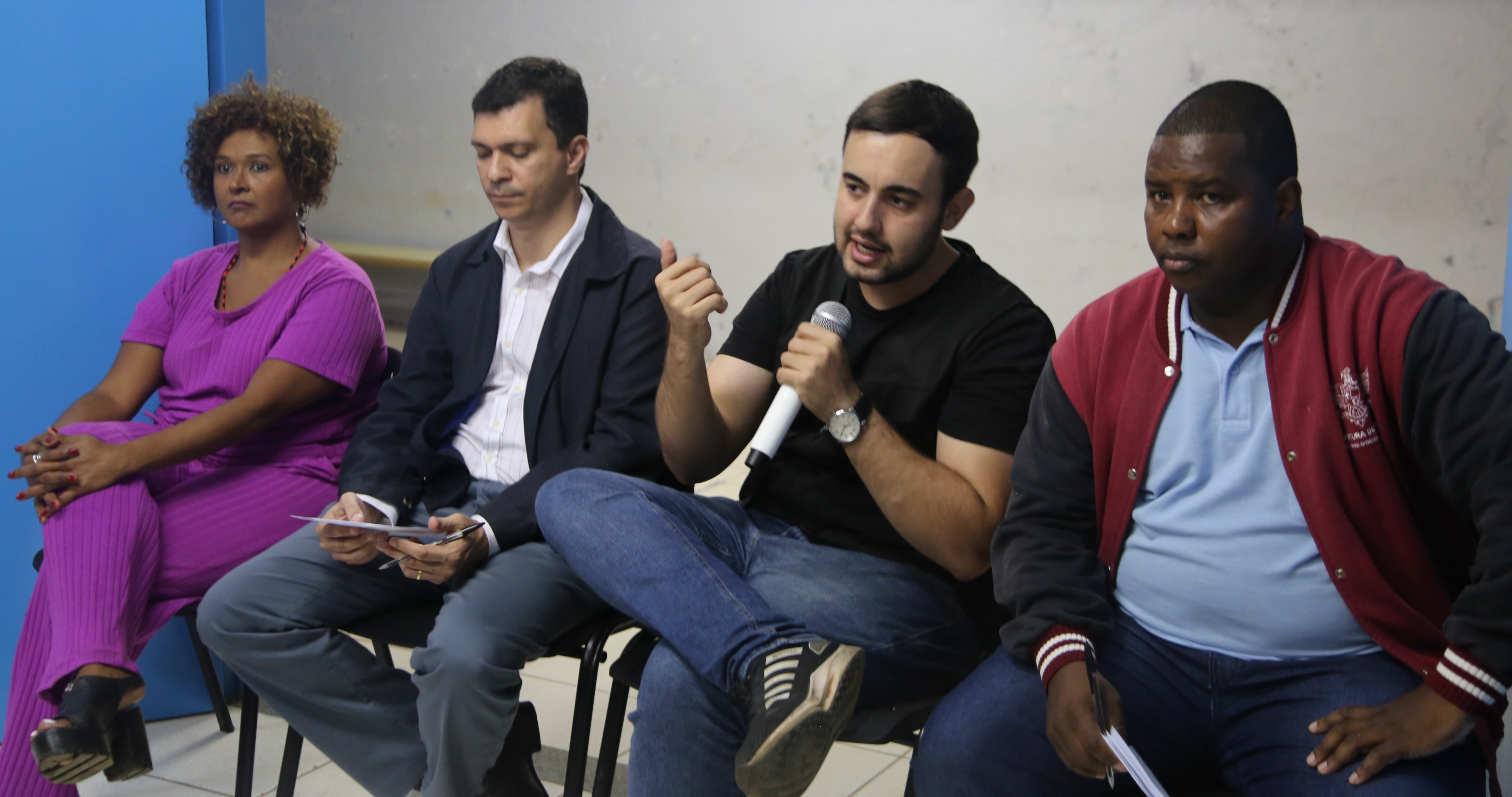 O Vereador Daniel Cabral (PCdoB), autor do Requerimento para realização da Audiência, e os convidados, da esquerda para a direita, a Professora Júnia Marise, do Departamento de Serviço Social da Universidade Federal de Viçosa (UFV); o Defensor Público da Comarca de Viçosa, Glauco Rodrigues; e o Chefe do Departamento de Habitação e Urbanismo da Secretaria de Assistência Social, Anderson Nascimento