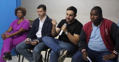 O Vereador Daniel Cabral (PCdoB), autor do Requerimento para realização da Audiência, e os convidados, da esquerda para a direita, a Professora Júnia Marise, do Departamento de Serviço Social da Universidade Federal de Viçosa (UFV); o Defensor Público da Comarca de Viçosa, Glauco Rodrigues; e o Chefe do Departamento de Habitação e Urbanismo da Secretaria de Assistência Social, Anderson Nascimento