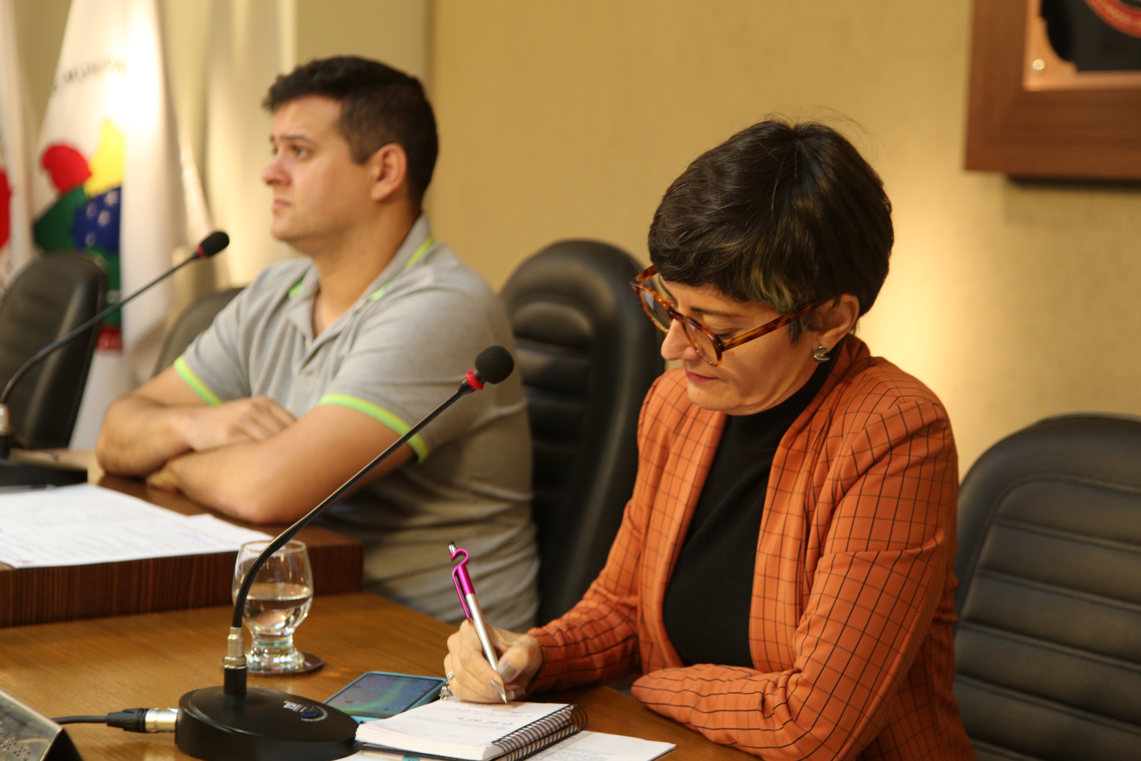 Mesa Diretora Vereador Rafael Cassimiro (Filho do Zeca do Bar) (PSDB), presidente da Câmara de Viçosa; e a Vereadora Marly Coelho (PSC), 2ª secretária da Mesa, presidente da Comissão dos Direitos da Mulher