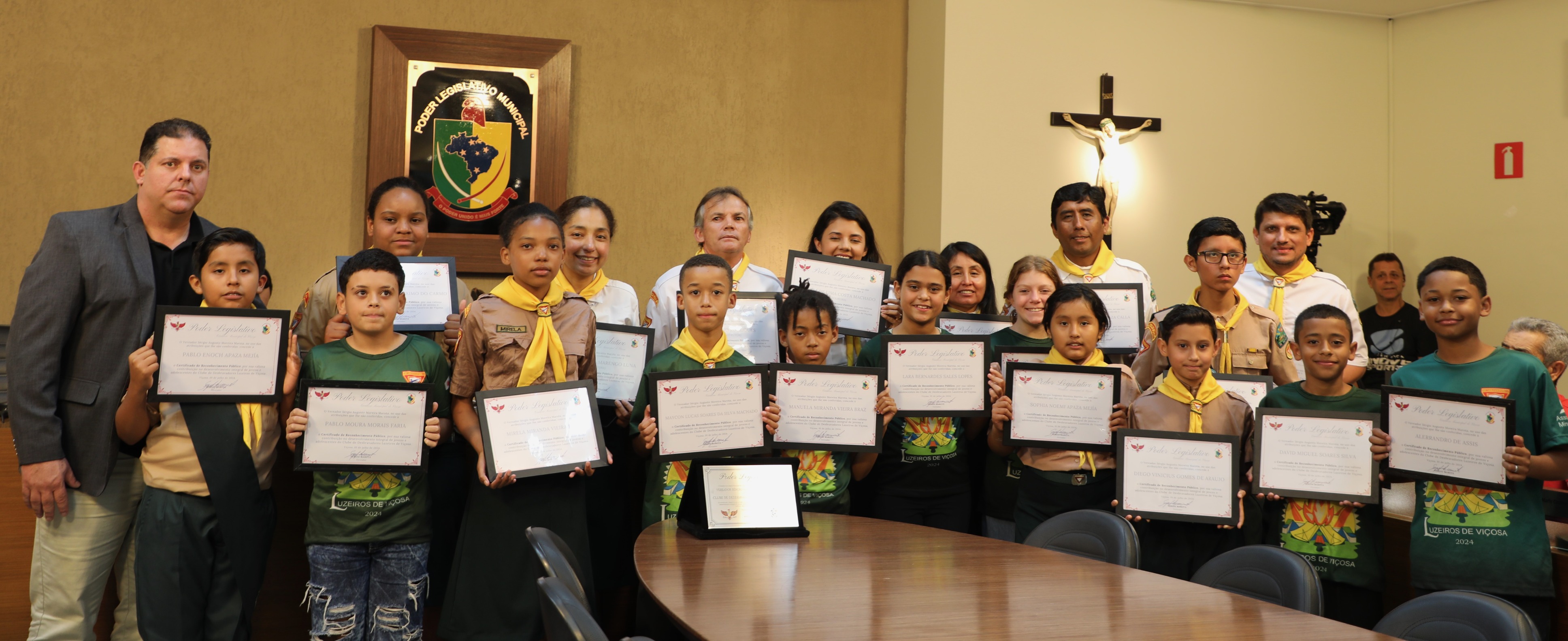 Entrega de Certificados à diretoria do Clube de Desbravadores Luzeiros de Viçosa e aos participantes