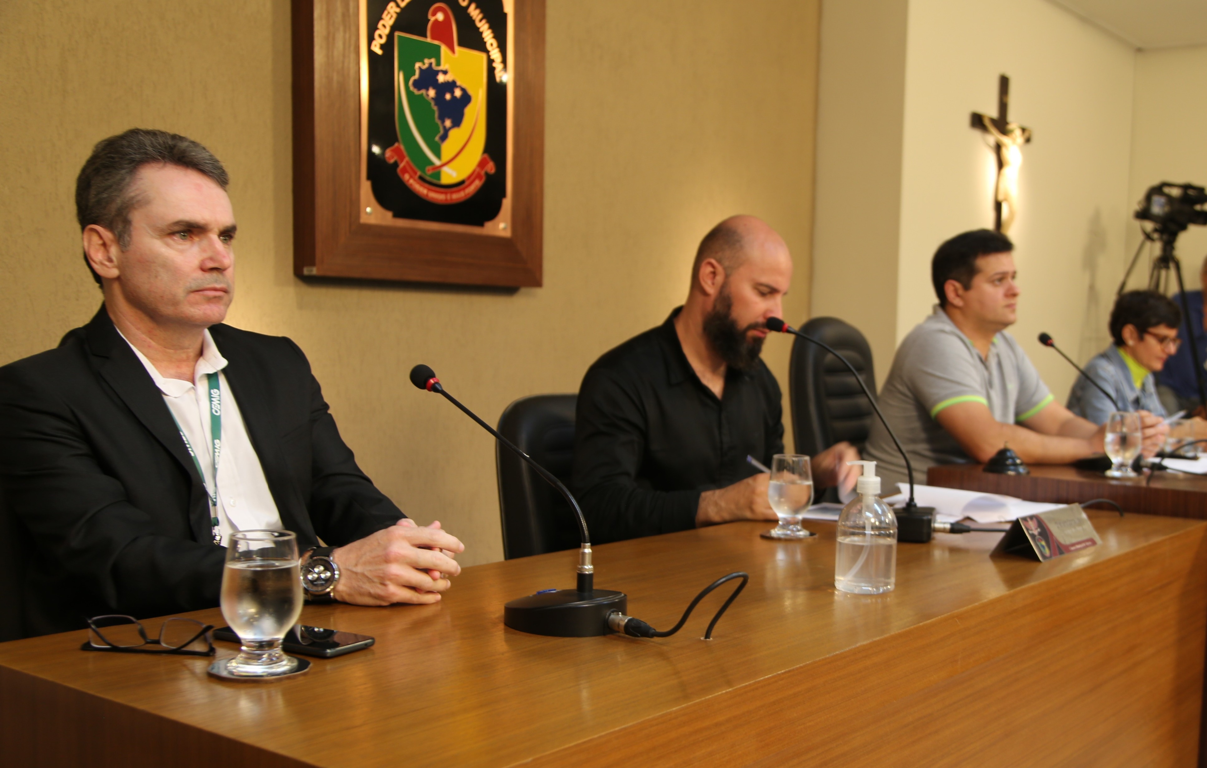 Mesa Diretora com o convidado Deny Nunes, representante da CEMIG Ao centro o Presidente da Câmara de Viçosa, Vereador Rafael Cassimiro (Filho do Zeca do Bar) (PSDB); à esquerda o Vice-Presidente, em exercício, Vereador Cristiano Gonçalves (Moto Link) (Sol