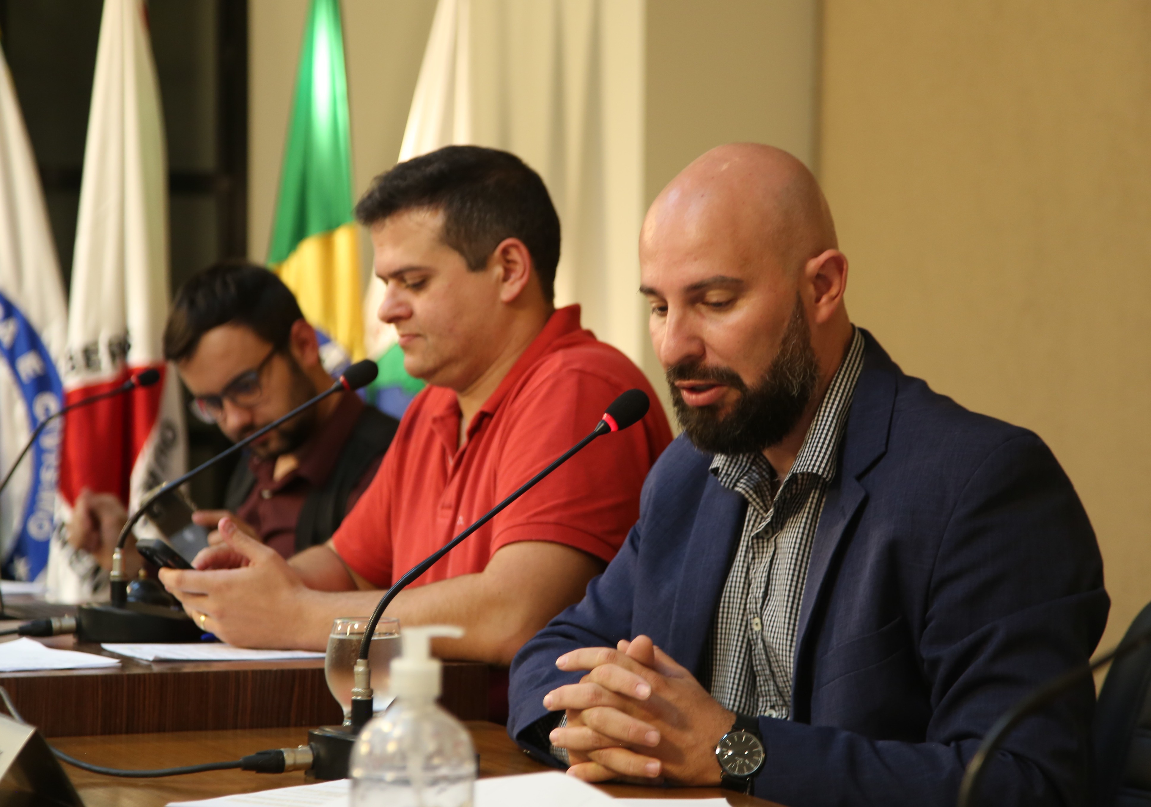 Mesa Diretora Ao centro, o Vereador Rafael Cassimiro (Filho do Zeca do Bar) (PL), presidente da Câmara de Viçosa; à direita, o Vereador Daniel Cabral (PCdoB), vice-presidente; e o Vereador Cristiano Gonçalves (Moto Link) (Solidariedade), secretário da Mesa