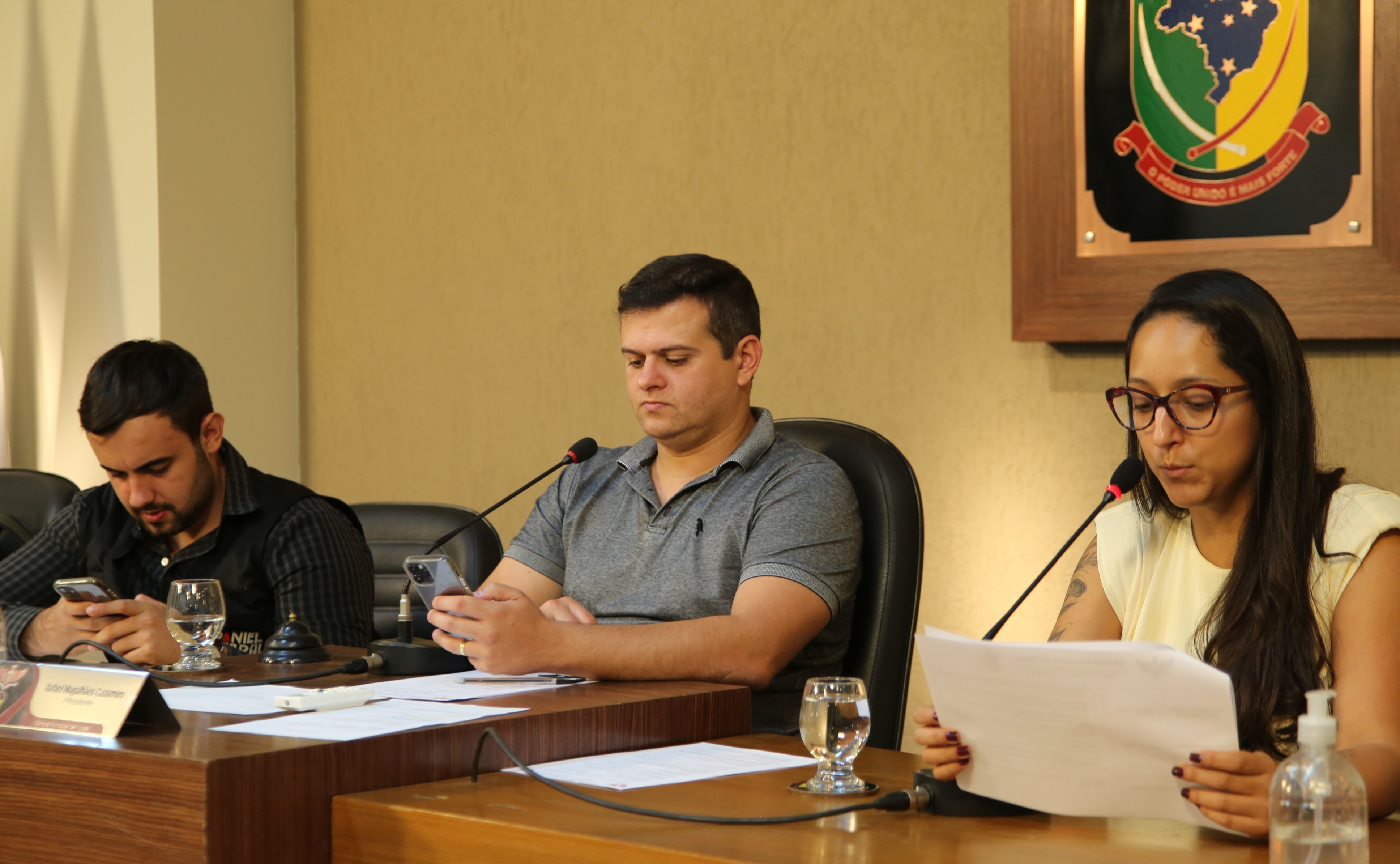 Mesa Diretora Ao centro o Vereador Rafael Cassimiro (Filho do Zeca do Bar) (PSDB), presidente da Câmara de Viçosa; à esquerda, o Vereador Daniel Cabral (PCdoB), vice-presidente; e a Vereadora Jamille Gomes (PT)