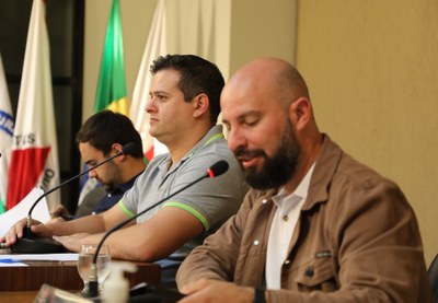 Mesa Diretora Ao centro, o Vereador Rafael Cassimiro (Filho do Zeca do Bar) (PL), presidente da Câmara de Viçosa; à direita, o Vereador Daniel Cabral (PCdoB), vice-presidente; e o Vereador Cristiano Gonçalves (Moto Link) (Solidariedade), secretário da Mesa