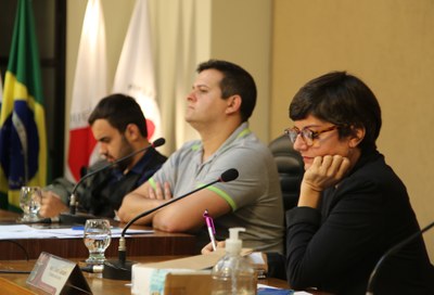 Mesa Diretora Ao centro o Vereador Rafael Cassimiro (Filho do Zeca do Bar) (PSDB), presidente da Câmara de Viçosa; à esquerda, o Vereador Daniel Cabral (PCdoB), vice-presidente; e a Vereadora Marly Coelho (PSC), 2ª secretária da Mesa