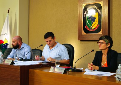 Mesa Diretora Ao centro o Presidente da Câmara de Viçosa, Vereador Rafael Cassimiro (Filho do Zeca do Bar) (PSDB); à esquerda o Vice-Presidente, em exercício, Vereador Cristiano Gonçalves (Moto Link) (Solidariedade); e a 2ª Secretária da Mesa, Vereadora Marly Coelho (PSC).