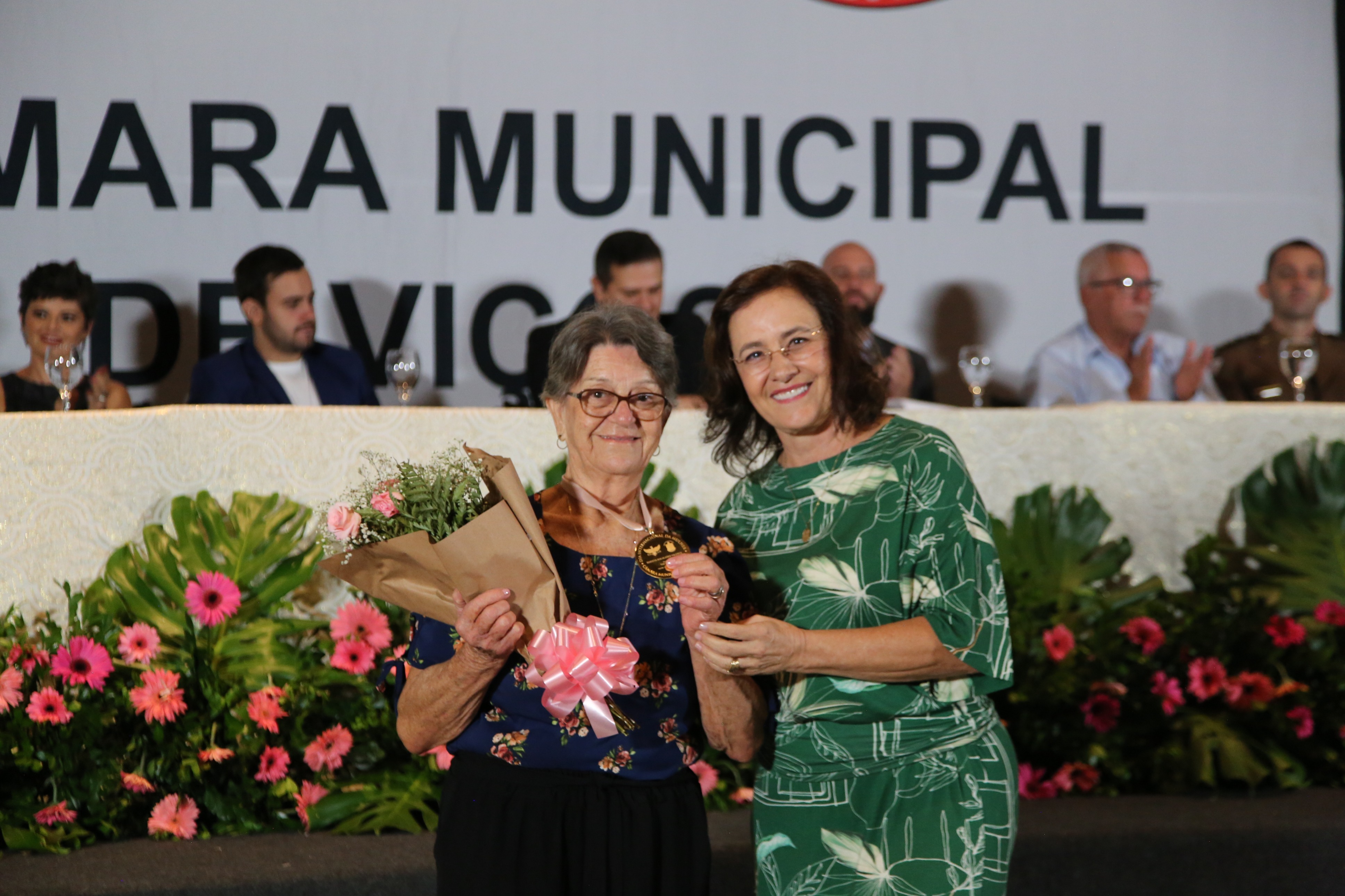Vereadora Vanja Honorina (UNIÃO) com a sua homenageada Marieta Valente